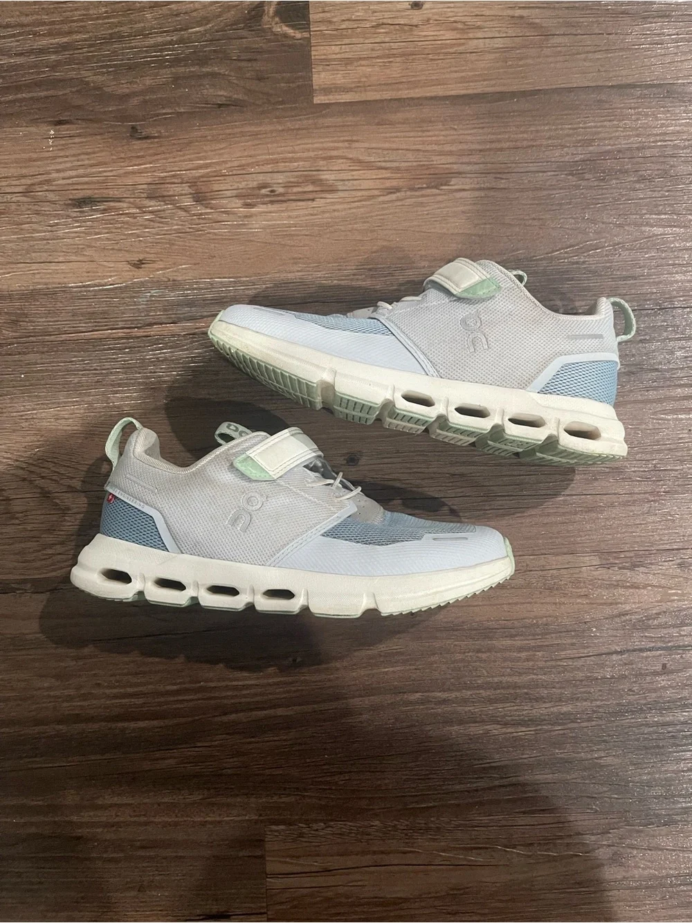 On kids Cloud sneakers light blue/ white size 3